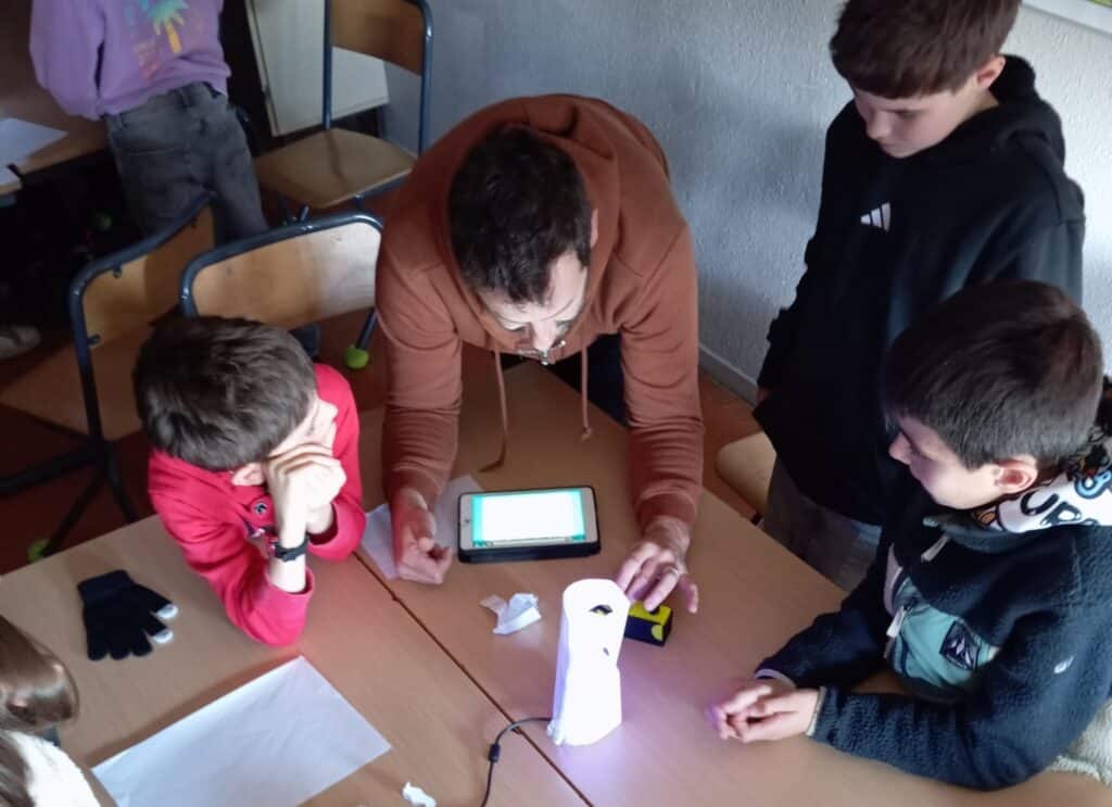 ATELIER INITIATION A LA MANIPULATION D&rsquo;OBJETS EN ENVIRONNEMENT NUMÉRIQUE » AU COLLÈGE SIMIN PALAY DE LESCAR