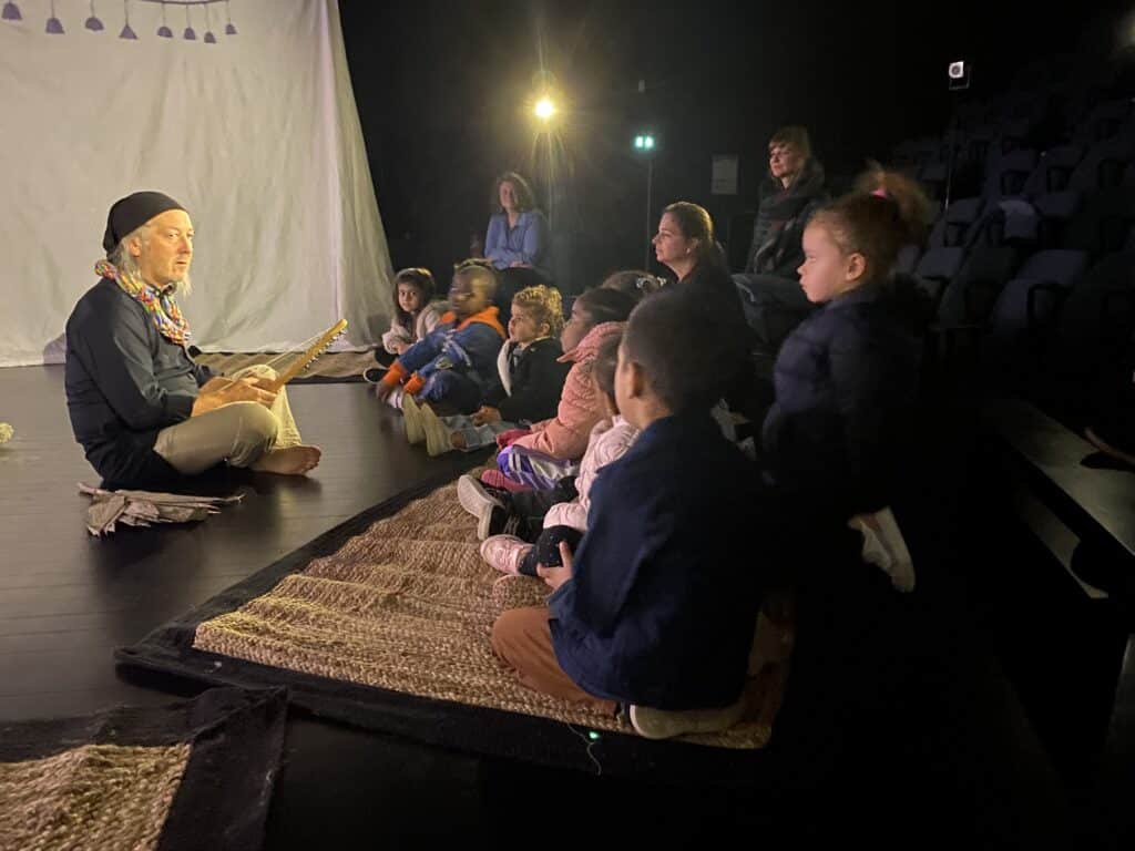 La crèche La Pépinière, l&rsquo;école Arc-en-ciel au spectacle de Kristof Hiriart